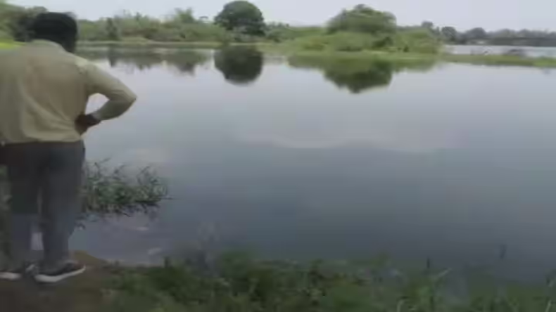 छत्तीसगढ़: जन्मदिन मानाने के लिए छात्राओं ने तोड़े सारे नियम, क्लासरूम में करने लगे दारू पार्टी