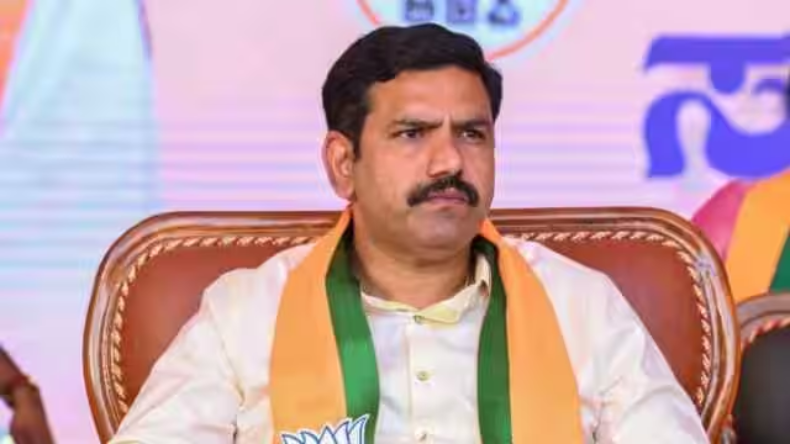 दुश्मन दोस्त बन गये… शिवकुमार का दावा- कांग्रेस सरकार गिराने की प्लानिंग कर रहे बीजेपी और जेडीएस