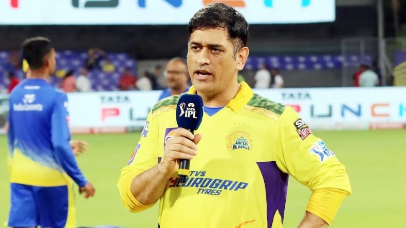 MS Dhoni Birthday: धोनी के Birthday पर पत्नी साक्षी ने पैर छूकर लिया आशीर्वाद, Video