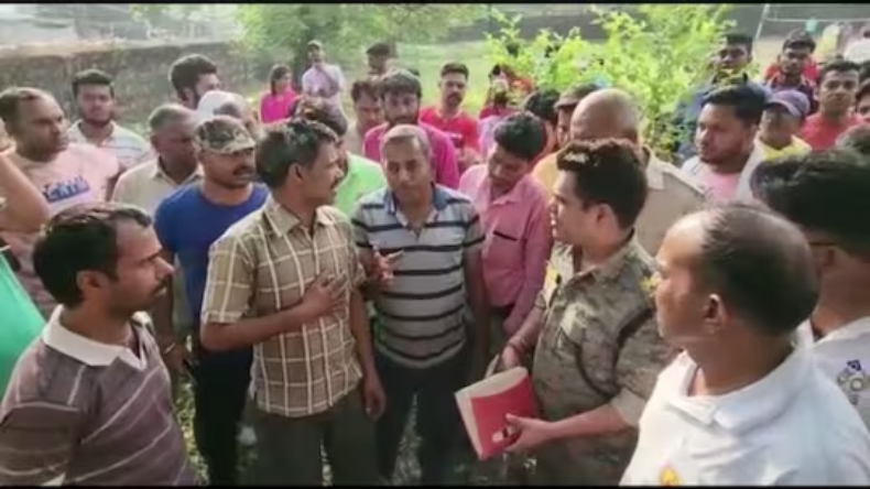 हम क्यों शर्म करें… दिल्ली मेट्रो में कपल और आंटी के बीच तीखी बहस का Video Viral