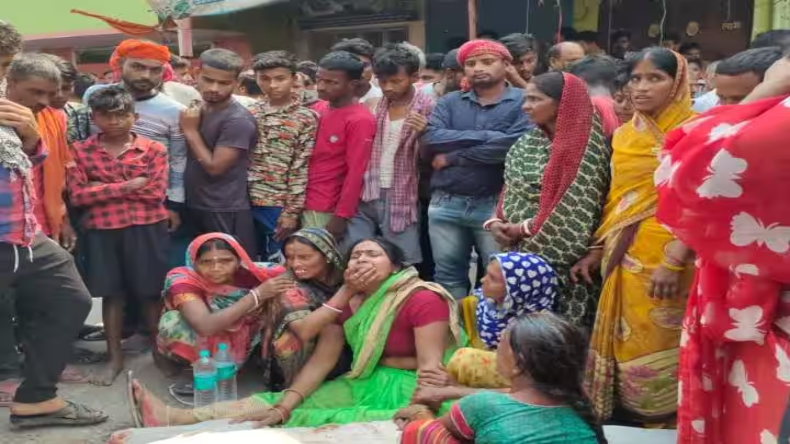 आरा में रेलवे ट्रैक पर प्रदर्शनकारियों का कब्ज़ा, झारखंड-राजस्थान में भी दिख रहा भारत बंद का असर