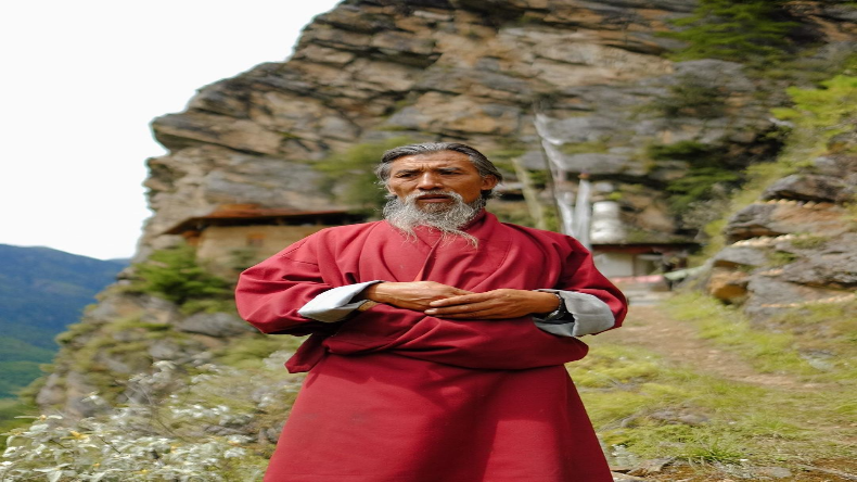 khabar Jara Hat kar: खेत में घूमते-घूमते शख्स बना करोड़पति, जानें क्या है मामला ?