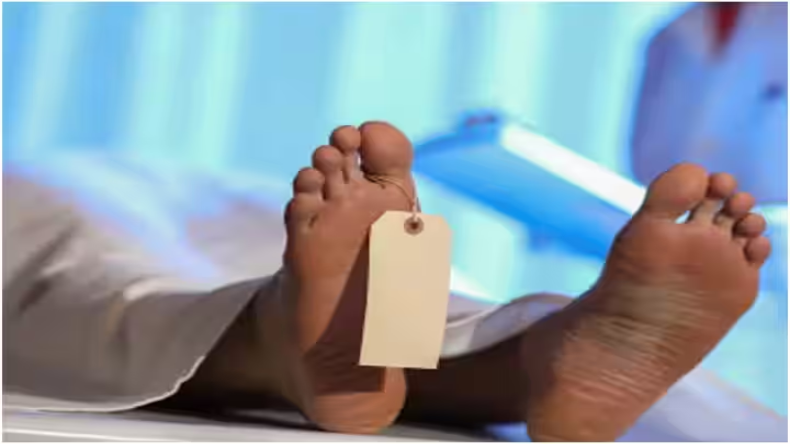 बीजेपी सांसद ने जीत की ख़ुशी में बांटी शराब, प्रशासन ने घटना की ज़िम्मेदारी से फेरा मुँह