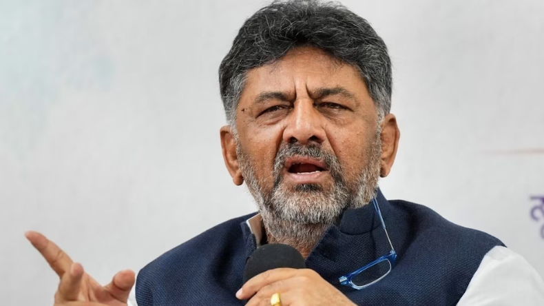 Karnataka: दिल्ली रवाना होने से पहले डीके शिवकुमार बोले- ‘कांग्रेस पार्टी मां की तरह है’