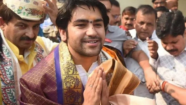 बागेश्वर वाले बाबा के साथ गाड़ी में बैठे थे मनोज तिवारी, फिर हुआ ये…