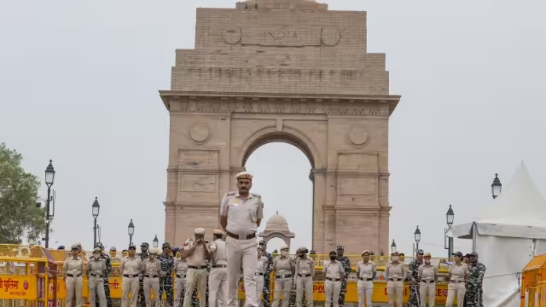 इंडिया गेट पहुंचे राहुल गांधी, प्रदूषण को लेकर लोगों से की बातचीत, कहा- ये नेशनल इमरजेंसी