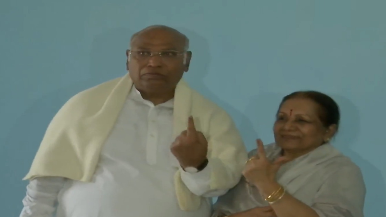 Karnataka Elections: पूर्व प्रधानमंत्री और JDS प्रमुख एचडी देवेगौड़ा ने हासन में किया मतदान