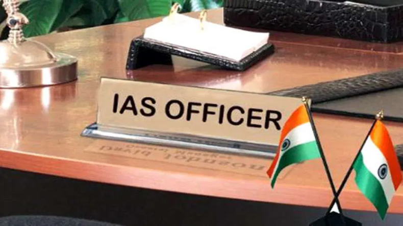IAS पूजा खेडकर की मां तो और तेज निकली, तमंचे से किसानों को धमकाया, वीडियो वायरल