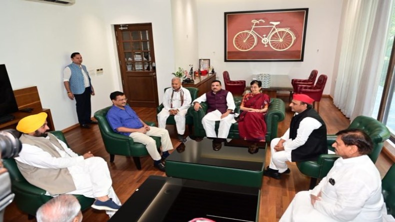 UP: राज्यसभा में अध्यादेश के खिलाफ AAP का साथ देगी सपा, केजरीवाल ने अखिलेश को दिया धन्यवाद