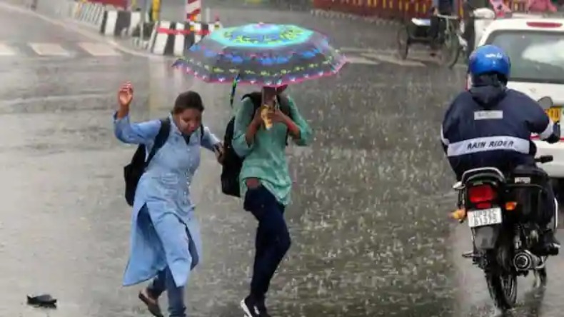Delhi में दाखिल हुआ मानसून, लोगों को मिली चिलचिलाती गर्मी से राहत, कई इलाकों के लिए येलो अर्लट!