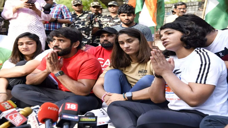 Sakshi Malik: कुश्ती संघ चुनाव के बाद साक्षी मलिक ने रुंधे गले से लिया संन्यास
