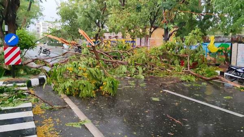Delhi weather: राजधानी में मौसम ने ली फिर करवट, तेज हवा के साथ बारिश का अलर्ट