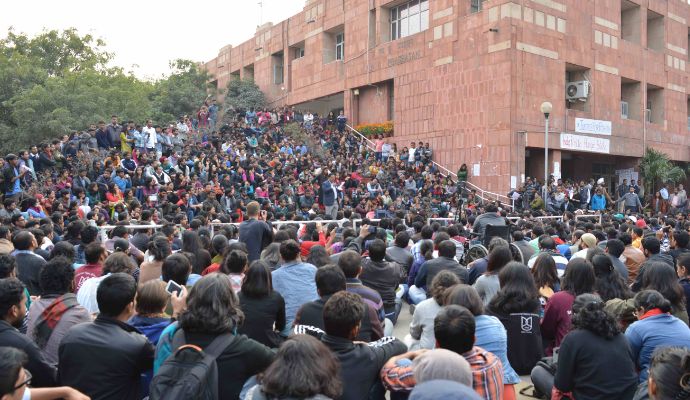 जामिया यूनिवर्सिटी में दिवाली के दीयों को मारी गई लात, iTV सर्वे में भड़के लोग बोले- बुलडोजर एक्शन…