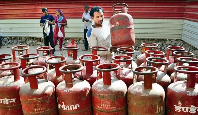 LPG Price Hike: एक बार फिर बढ़े एलपीजी सिलेंडर के दाम, जानें अब कितने में मिलेगी एक टंकी