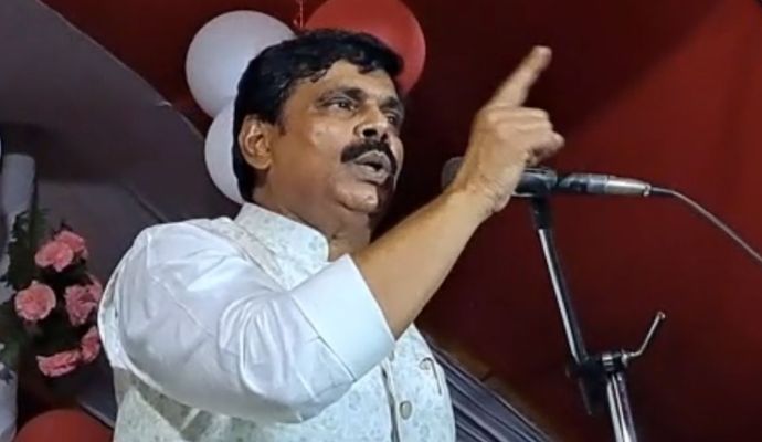 पुणे: सेल्फी के चक्कर में लड़की खाई में जा गिरी, रेस्क्यू ऑपरेशन का वीडियो हुआ वायरल