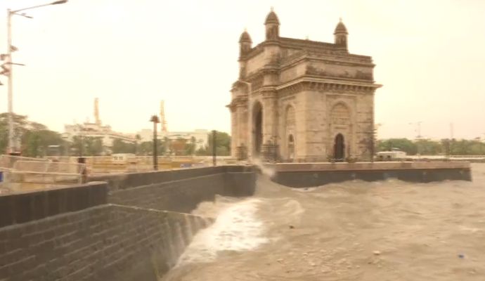 Delhi Rains: खतरे के निशान से ऊपर पहुंचा यमुना का पानी, केजरीवाल सरकार अलर्ट