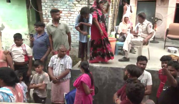 दिल्ली: मोबाइल चोरी के आरोप में भीड़ ने तीन युवकों को निर्वस्त्र कर पीटा, पुलिस ने दर्ज की एफआईआर