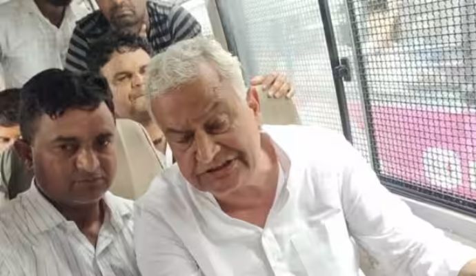 BJP सांसद किरोड़ी लाल मीणा को पुलिस ने किया गिरफ्तार, चाकसू थाने के बाहर समर्थकों की जुटी भीड़