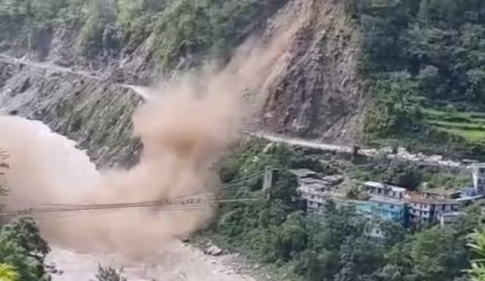 उत्तराखंड के जंगलों में आग का कोहराम, मुख्यमंत्री ने दिए ये निर्देश