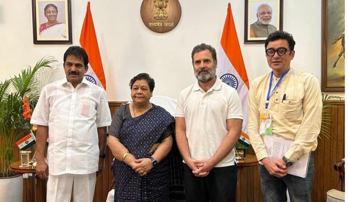 Manipur: राज्यपाल अनुसुइया उइके से मिलकर वापस लौटा विपक्षी सांसदों का समूह, बताया असहाय महसूस कर रहे लोग…