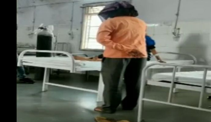 MP: आदिवासी युवक पर पेशाब मामले में पलटा पीड़ित, हलफनामे में वीडियो को बताया फ़र्ज़ी