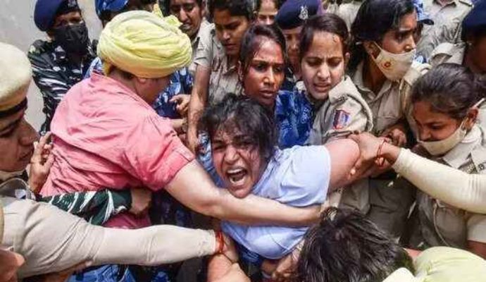 Brijbhushan singh:बजरंग पुनिया और विनेश फोगाट का बृजभूषण सिंह पर निशाना, आंखे दिखा रहे हो….