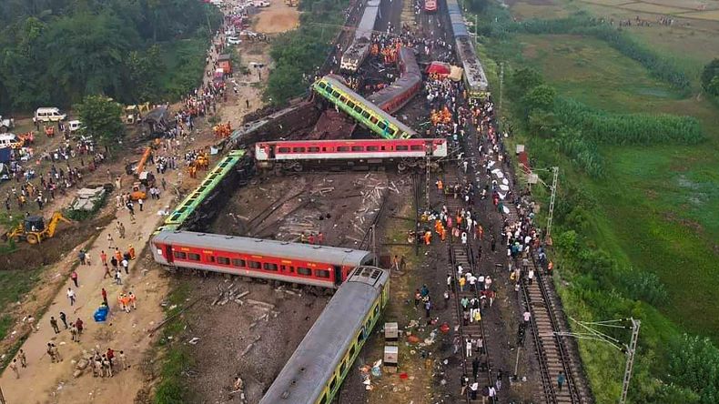 आंध्र प्रदेश ट्रेन हादसा: 14 लोगों की मौत, बचाव कार्य अब भी जारी, 45 ट्रेनें रद्द
