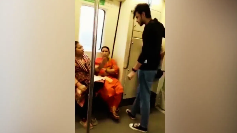 जब ड्यूटी से घर लौटा फौजी बेटा तो देखते ही खुशी से झूम उठी मां, देखिए वीडियो