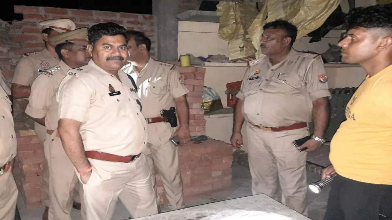 अखिलेश यादव के मंदिर दर्शन के बाद बीजेपी के कार्यकर्ताओं ने गंगाजल से धुला परिसर, बताई ये वजह