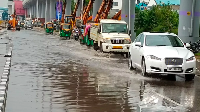 Weather: UP-बिहार समेत कई राज्यों में आज बरसात को लेकर येलो और ऑरेंज अलर्ट, जानें मौसम का हाल
