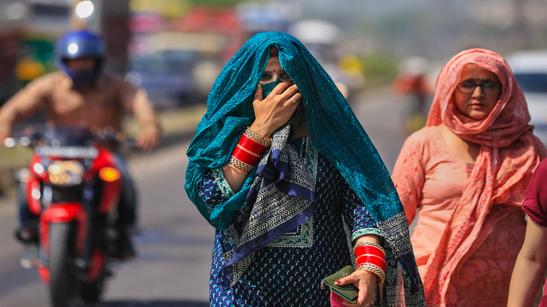Weather Update: गुजरात-असम में बाढ़, दिल्ली सहित इन राज्यों में इस सप्ताह जमकर होगी बरसात