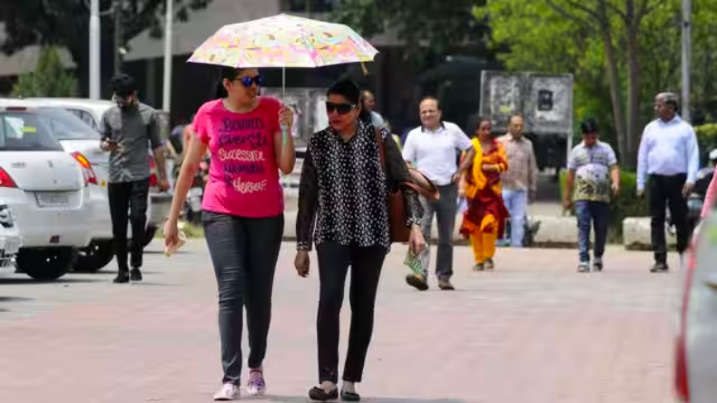 दिल्ली-NCR समेत कई हिस्सों में बरसात, केरल में 8 की मौत, जानें 19 जुलाई तक कैसा रहेगा मौसम