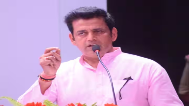 बाबा गोरखनाथ का रुद्राभिषेक करके रवि किशन ने भरा पर्चा, पत्नी भी रहीं मौजूद