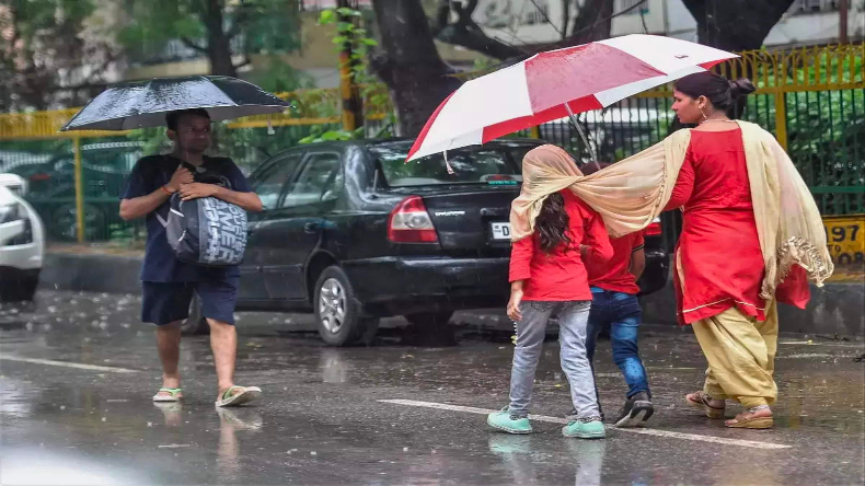 Weather: दिल्ली-NCR का बदला मौसम, दिन में छाया अंधेरा, अचानक हुई झमाझम बरसात