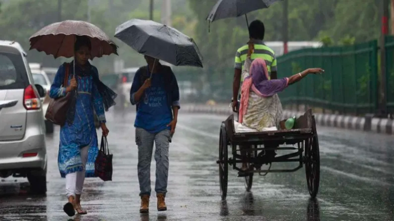 Weather: UP-बिहार समेत कई राज्यों में आज बरसात को लेकर येलो और ऑरेंज अलर्ट, जानें मौसम का हाल