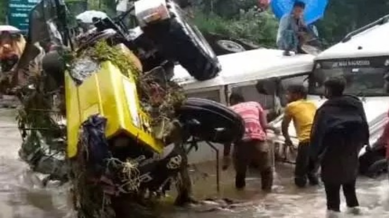 मायके जाने की जिद कर रही थी पत्नी, गुस्साए पति ने खुद को गोली मारकर की आत्महत्या, बड़ा बेटा भी घायल