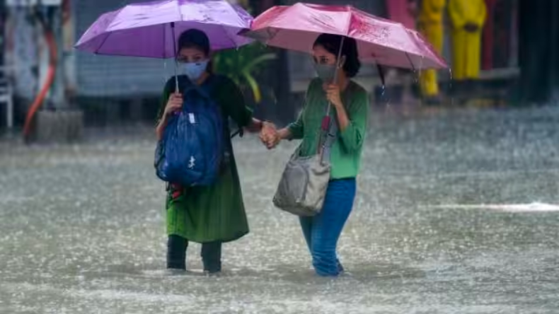 दिल्ली-NCR समेत कई हिस्सों में बरसात, केरल में 8 की मौत, जानें 19 जुलाई तक कैसा रहेगा मौसम