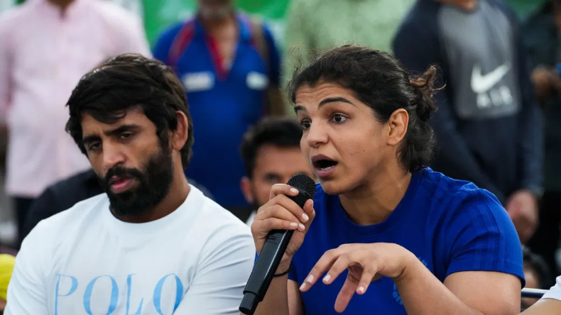 Sakshi Malik: कुश्ती संघ चुनाव के बाद साक्षी मलिक ने रुंधे गले से लिया संन्यास