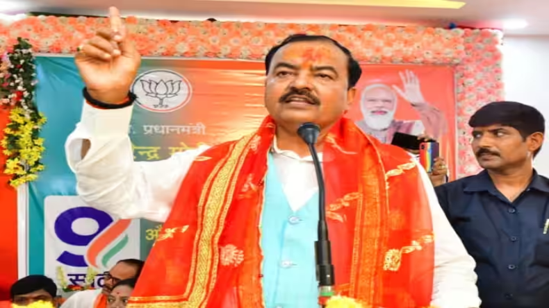 ये कैसे…काशी विश्वनाथ में पुजारी के वेश में पुलिसकर्मियों को देखकर भड़के अखिलेश