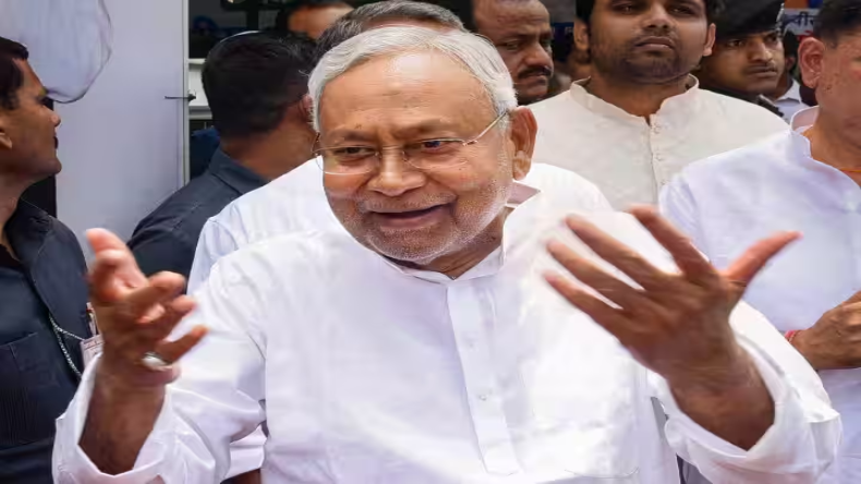 बिहार: नीतीश सरकार में मंत्री बने रत्नेश सदा, राज्यपाल राजेन्द्र आर्लेकर ने दिलाई शपथ