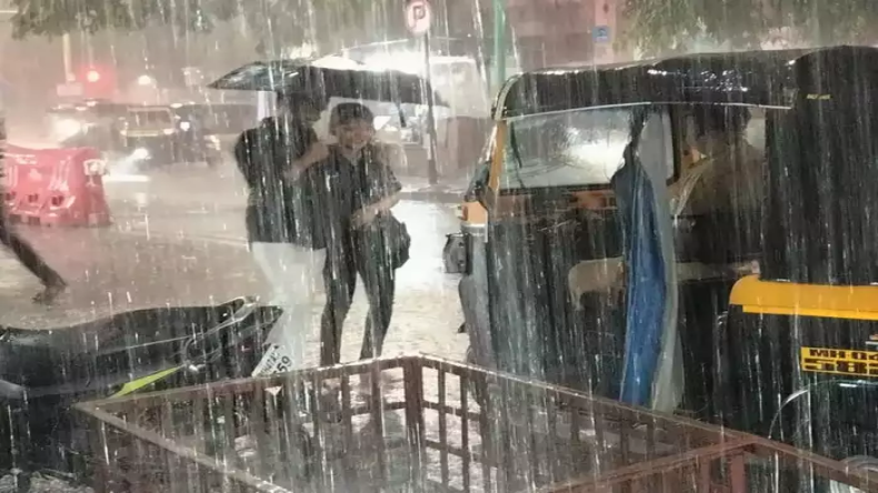 Mumbai Rains: मुंबई में बारिश का रेड अलर्ट, सभी स्कूलों की छुट्टी घोषित
