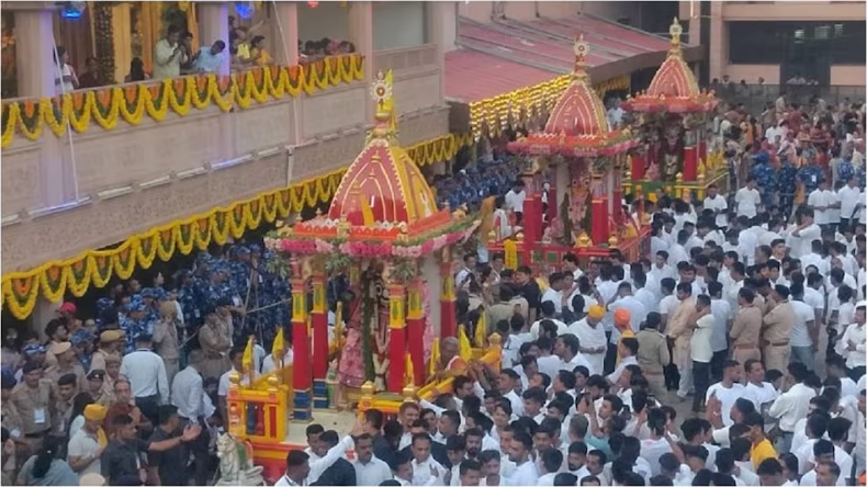 लंच ब्रेक के दौरान गिरी स्कूल की दीवार, बेंच सहित 10 फीट नीचे गिरे बच्चे, VIDEO वायरल