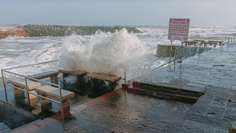 Cyclone Biparjoy: गुजरात से 160 KM दूर चक्रवात,75 ट्रेनें रद्द- हाई अलर्ट पर अस्पताल