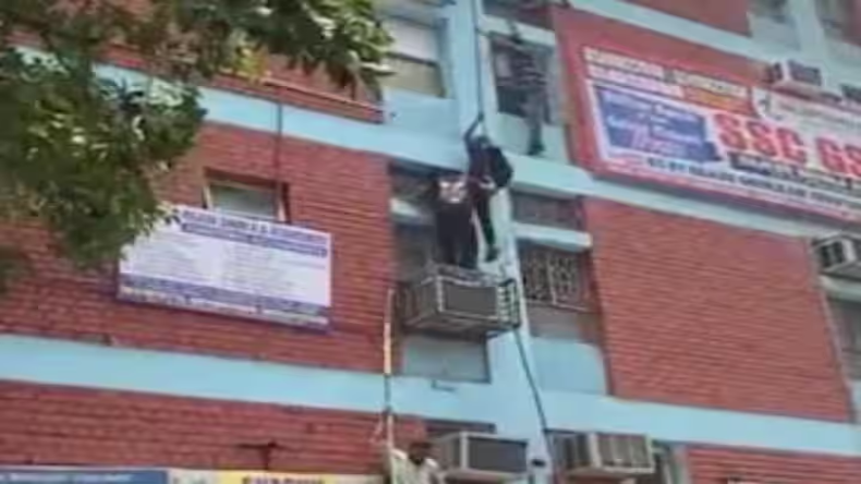 Delhi Fire: कमरुद्दीन नगर के प्लास्टिक गोदाम में लगी भीषण आग, मौके पर दमकल की गाड़ियां मौजूद