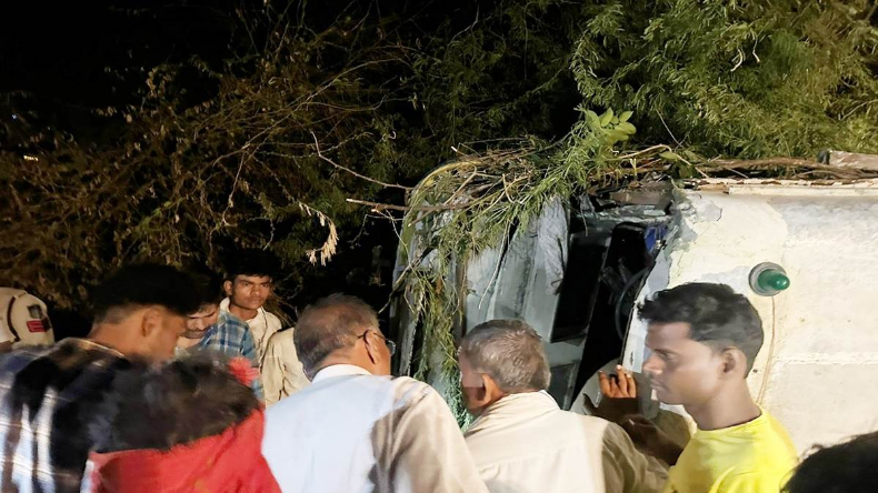 Hardoi Accident: हरदोई में भीषण सड़क हादसा, घर के बाहर सो रहे परिवार को ट्रक ने बनाया निशाना, 8 की गई जान
