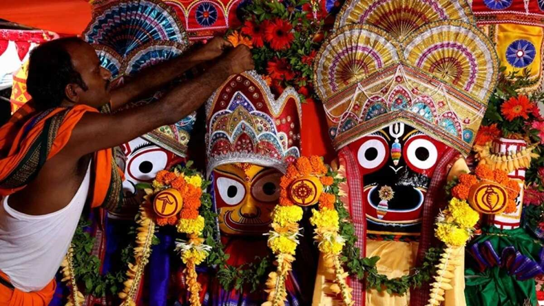 लंच ब्रेक के दौरान गिरी स्कूल की दीवार, बेंच सहित 10 फीट नीचे गिरे बच्चे, VIDEO वायरल
