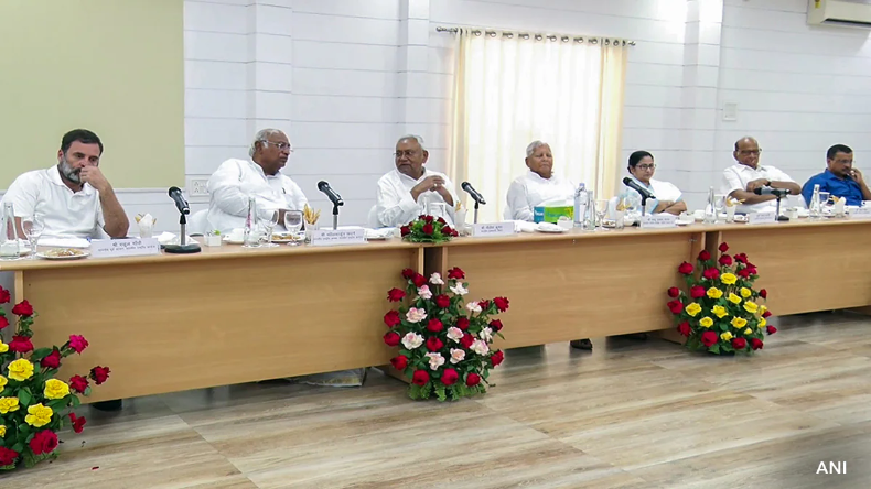 नाटक मंडली तैयार हो चुकी है, सबका मनोरंजन होगा.. विपक्षी महाबैठक पर अनुराग ठाकुर ने कसा तंज