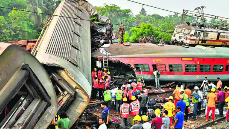 बालासोर ट्रेन हादसे में रेलवे का बड़ा एक्शन, 7 कर्मचारी सस्पेंड