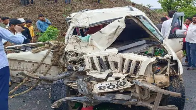 महाराष्ट्र में भीषण सड़क हादसा, बेकाबू कंटेनर ने दो गाड़ियों को मारी टक्कर, 10 लोगों की मौत