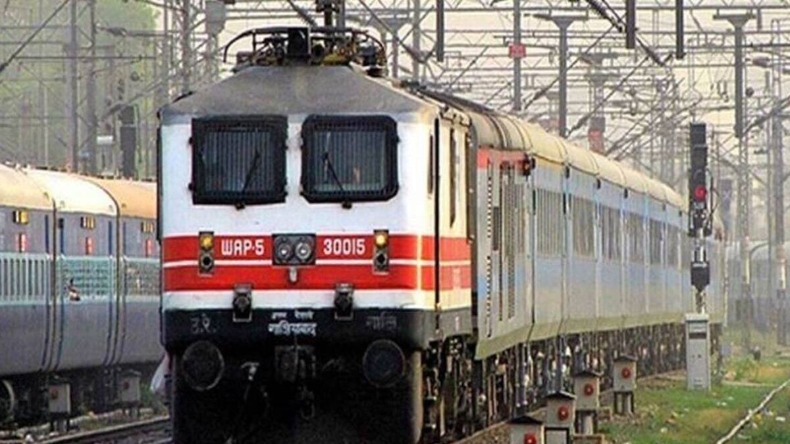Khabar Jara Hat ke: ये रेलवे स्टेशनो के नाम सुन कर आपकी हंसी छूट जाएगी